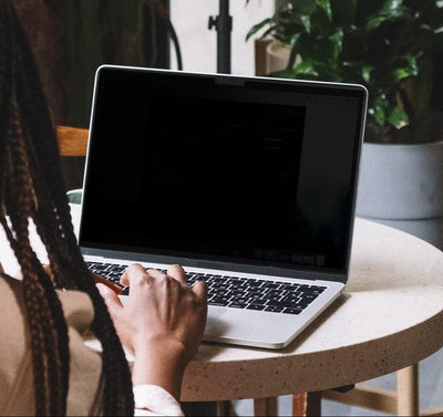 Spigen Safeview Filtro Privacy Magnetico compatibile con MacBook Air 13 pollci (M5 2026 / M4 2025 / M3 2024 / M2 2023), Anti-Spia, Rimovibile, con Panno per la Pulizia e Custodia