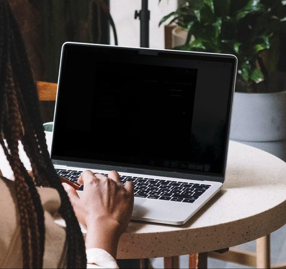 Spigen Safeview Filtro Privacy Magnetico compatibile con MacBook Air 13 pollci (M5 2026 / M4 2025 / M3 2024 / M2 2023), Anti-Spia, Rimovibile, con Panno per la Pulizia e Custodia